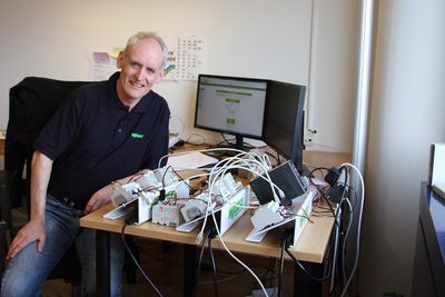 Leif Kjell Midbøe, daglig leder i Wago Norge, foran et tilsynelatende kaotisk bord med en prototyp av selskapets nye løsning for redundans. Denne ble vist på Nor-Shipping.  Foto: Joachim Seehusen