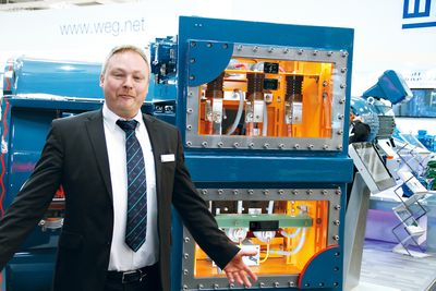 Dan Tolstrup, salgsdirektør for WEG Scandinavia på Hannovermessen 2015, foran en av selskapets større motorer.