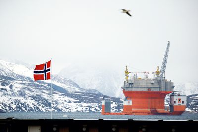 Goliat ankommer Hammerfest, foran Melkøya. Nå går Ifea og NFA sammen om å bygge nettverk i nord. Foto: Eirik Helland Urke