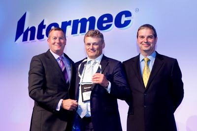 Jan Erik Evanger (midten) mottar Intermecs pris som RFID-spesialt Partner i Europa, Midtøsten, India og Afrika.