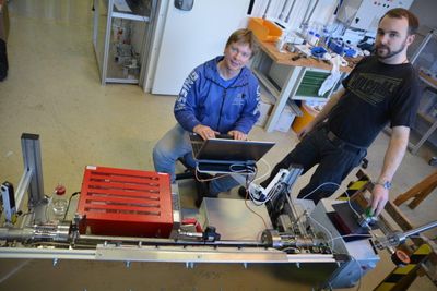 Bjørn Morland (t.v.) og Tommy Nordby demonstrerer måleriggen, som skal avdekke eventuell forurensing i CO2-strømmen under transport.