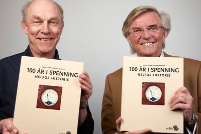 Personene på bildet er fra venstre forfatter av Forfatter Hans Christian Erlandsen (t.v.) med Jostein Skree, administrerende direktør i Nelfo. 
