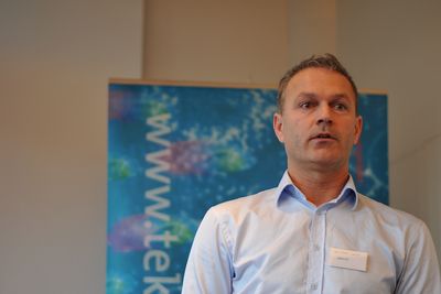 Prosjektleder Jon Einar Løvoll ved Ekornes vil redusere operasjonstiden, på 20 til 40 prosent, for søm av Stressless, med langt mer robotsøm.