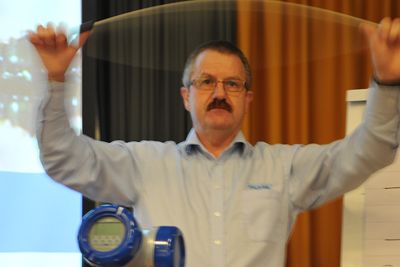 Servicesjef Johnny Østvang demonstrerer Coriolis-effekten.