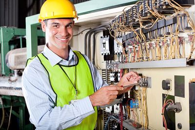 Automatiseringspersoner kan kurses til elektroinstallatører i industrien (Foto Istockphoto).