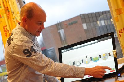 Touch will tell: Håkon Kylland demonstrerer Copa-Data Zenon Scada med flerberøringsskjerm.