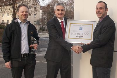 Martin Rostan i Ethercat Technology Group (midten) overrekker Rüdiger Ammann i ZF et sertifikat for medlem nummer 2000 i organisasjonen. Dr. Florian Kusche i ZF står til høyre