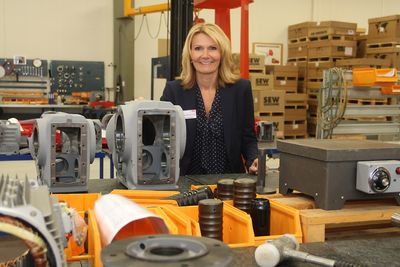 Heidi Svensen i fabrikken i Moss der hun i dag er produksjonsansvarlig og snart blir administrerende direktør.