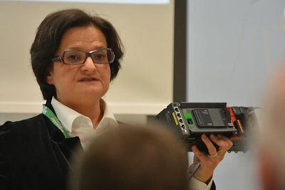 Anne-Clair Volcoq-Feret fra Schneider Electric  viser de nye kontrollerne, med mulighet for blåtann-kommunikasjon med smarttelefon og nettbrett.