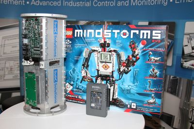 National Instruments viste tre produkter med identisk programvare, LabVIEW, installert på ONS. En enhet for bruk subsea for ekstreme trykk, en studie-pc for kommende automatikere og Lego Mindstorms. 