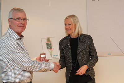 NFAs årsmøte 2015, styrelder Ingvild Johansen deler ut NFA-prisen til Ekornes, ved Sverre Kalvatn. 