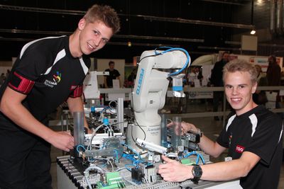 I NM for lærlinger og unge fagarbeidere i 2012 tok Simen Lia Nilsen og Olav B Vangen gull i klassen automatisering. De to stilte fra Team Kongsberg.