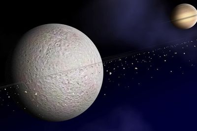 Månen Rhea er bare 1.500 kilometer i diameter. Likevel har astronomene nå funnet materiale som sirkler rundt månen, som dermed ser ut til å ha sitt eget ringsystem, akkurat som moderplaneten Saturn.