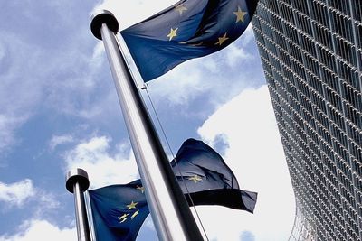 EU-kommisjonens hovedkontor i Brüssel. EU-flaggene vaier utenfor hovedkontoret i Berlaymont-bygningen.