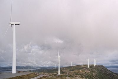 På Hundhammerfjellet står det allerde flere vindturbiner. Nå kan kraftverket få nye naboer i Ytre Vikna.