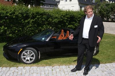 Frederic Hauge ankom klimakonferansen i en lånt Tesla Roadster.