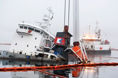 Arbeidet med å heve det grunnstøtte lasteskipet Crete Cement pågår for fullt utenfor Fagerstrand på Nesodden.