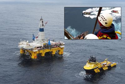 Riggen Polar Pioneer fotografert da den boret for Statoil på Skrugard-feltet i Barenshavet. 