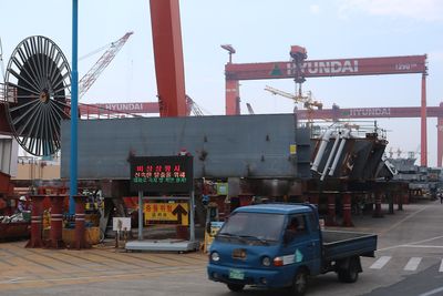 Her, på Hyundai Heavy Industries i Sør-Korea, omkom tre arbeidere på Goliat. Nå har Statoils Aasta Hansteen-prosjekt hatt sin første alvorlige HMS-hendelse.