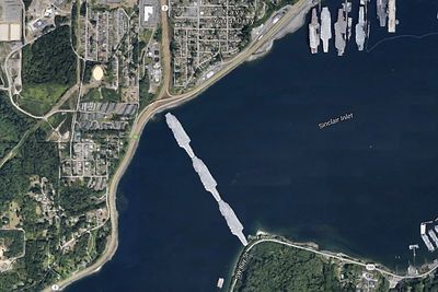 Tre utrangerte hangarskip ville være lange nok til å lage bru hele veien mellom byene Bremerton og Port Orchard i den amerikanske delstaten Washington.