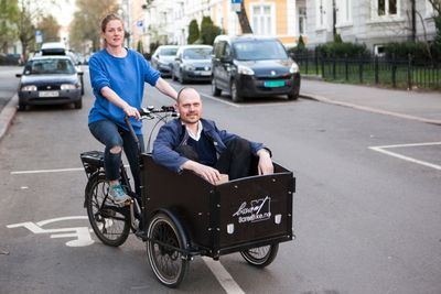  Erlend Hogstad og Jennie Bringaker kjøpte i fjor en transportsykkel med el-drift for å frakte materialer rundt i byen.
