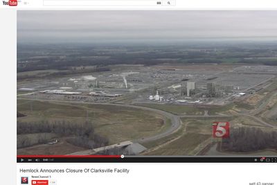 Fabrikken i Clarksville i Tennessee kostet ni milliarder kroner å bygge, men ble aldri åpnet. Her fra en nyhetsreportasje på amerikansk TV da nyheten om stengningen ble kjent.