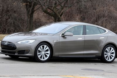 Teslas nye Model S 70D erstatter den gamle S 60. Den får firhjulstrekk og ny forbedret rekkevidde på 240 miles (386 kilometer). 