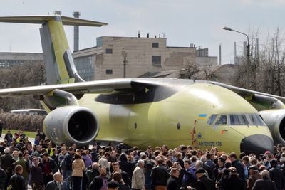 Antonovs nye transportfly An-178 ble vist fram på en parade gjennom Kievs gater torsdag. Prototypen skal etter planen fly senere i år. 