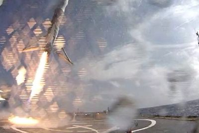 Bilde fra landingsplattformen idet Falcon 9s første trinn går inn for landing. 