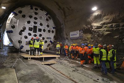 Tunnelboremaskinen Jern-Erna stod fast tre kilometer inne i fjellet etter at lageret røyk for en drøy måned siden. 