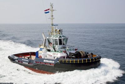 Damen hybrid slepebåt med trekkraft (bollard pull) på 60 tonn. Batterikapasiteten gjør det mulig å seile i 4 knop i en time. Drivstofforbruket reduseres med 30 prosent og utslipp med opp til 50 prosent. 