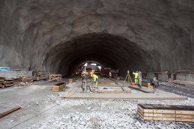 Hele tunnelen til Lørenbanen er sprengt ut, nå jobber Sporveiene med å bygge den nye stasjonen under bakken. 