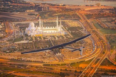 Her er Solar Impulse 2 på en av mange treningsturer som er gjennomført fra Abu Dhabi de siste ukene. Jorda rundt-ferden starter etter planen mandag 9. mars. 