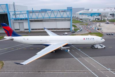 Delta Air Lines er lanseringskunde på den videreutviklede A330. Her er den første A330-300 nettopp blitt malt. 