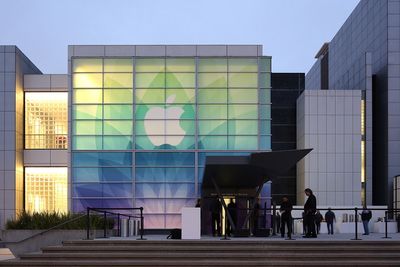  Pressekonferansen holdes fra Yerba Buena Center i San Francisco. Her er eksteriøret prydet med Apples logo i forkant av arrangementet.