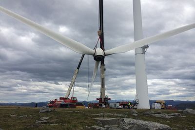 Demonteringen av de gamle vindmøllene i Mehuken I i Vågsøy tok seks uker. Til sommeren installeres nye vindturbiner. 