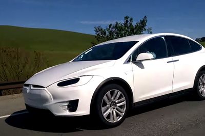 Slik ser en delvis kamuflert Tesla Model X ut i fri dressur på veien i California. 