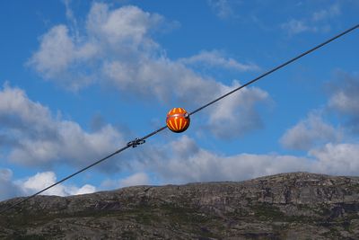 Helgeland Kraft mener det er ufornuftig å merke kraftlinjene sine med markører (blåser), siden det er vanskelig for flyene å se dem.