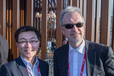 IP-venner i Barcelona: Adm. direktør i Altibox har undertegnet en rammeavtale med den norske Huaweisjefen, Eric Zhang. Det skal gi fiberaktøren rask og rimelig tilgang til all teknologi fra den kinesiske telecomgiganten. 