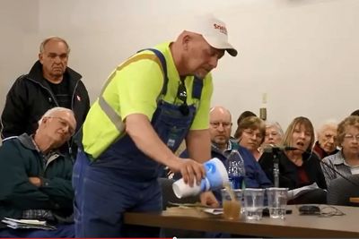 James Osbourne forsøker å demonstrere hva som kan skje dersom avfallsvannet fra fracking blir injisert i avfallsbrønner i Nebraska. 