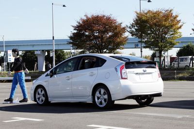 Anti-kollisjon: Toyotas nye TSS-system skal i sin mest avanserte konfigurasjon stoppe automatisk for fotgjengere. Foto: Toyota.