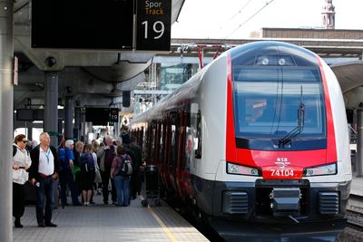 Årsaken til at togene stor på Oslo S torsdag ettermiddag og kveld var en jordringsfeil på en signalmast. Denne type feil vil ikke oppstå når signalanlegget digitaliseres. 