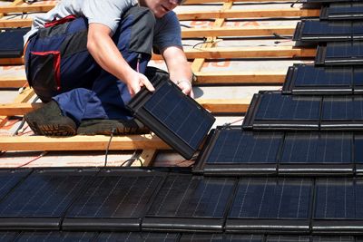 Med parallelkoblede solcelletaksten på opptil 9 watt skal man både kunne produsere egen fornybar strøm og opprettholde fassaden. 