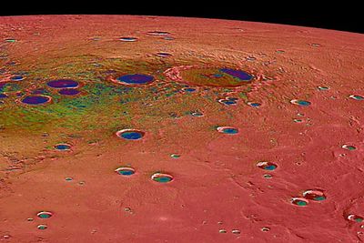 Nye bilder fra Merkur, planeten som er nærmest sola, viser at permanent skygge gjør det mulig for is å overleve i store kratre. Dette til tross for at dagtemperaturene kommer opp i 430 plussgrader. 