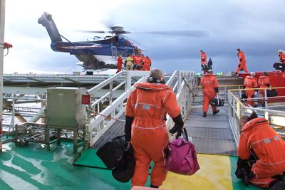 Tilbringertjenesten med helikoptre er en viktig del av norsk petroleumsindustri. Dette bildet er fra produksjonsskipet Åsgard A i Norskehavet.