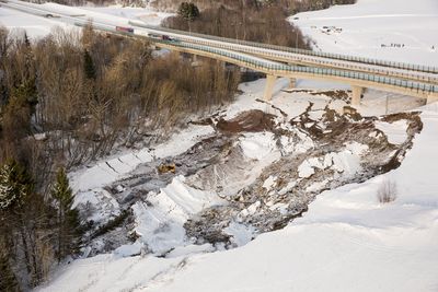 E18 i Vestfold ble stengt i begge retninger etter at Skjeggestadbrua i Holmestrand falt delvis sammen.