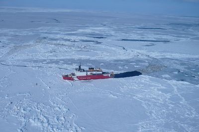 Arktis skjuler store ressurser, men setter mennesker og utstyr på store utfordringer. Isbryteren Healy i Beringstredet. Forskere er ute på isen.  