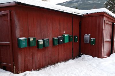 Færre vanlige brev ut til postkassene drar ned inntektene til Posten Norge, mens det tar tid før den digitale post-tjenesten Digipost gir penger i kassa.