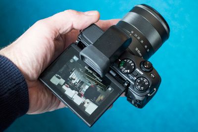 Speiløst: Når Canon nå har fikset autofokusen i sitt lille speilløse sysemkamera og overdrysset det med ny funksjonalitet fremstår EOS M3 som et særdeles godt alternativ til modeller med speil. Her er kameraet med den valgfrie optiske søkeren montert i blitsskoen.  
