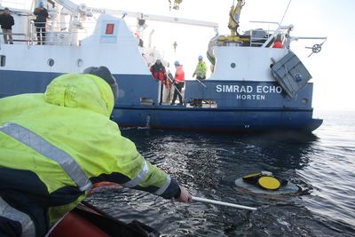 Magnus Grøtterud fra Nortek strekker seg etter issensorene med en probe i senter og tre i 25 graders vinkel rundt. 